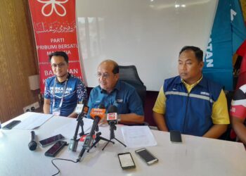 RASMAN Ithnain (dua dari kiri) dalam sidang akhbar di Bilik Gerakan Utama PN Kota Tinggi, Johor.