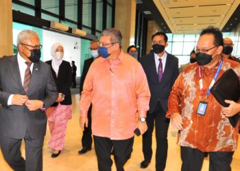 SAIFUDDIN Abdullah (tengah) diiringi Datuk Bandar MBJB, Datuk Noorazam Osman ketika menghadiri  taklimat Program Jelajah Aspirasi Keluarga Malaysia Peringkat Negeri di MBJB. -UTUSAN/RAJA JAAFAR ALI