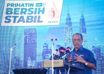 MUHYIDDIN Yassin berucap pada majlis pelancaran tawaran PN di Shah Alam, Selangor. UTUSAN/MUHAMAD IQBAL ROSLI