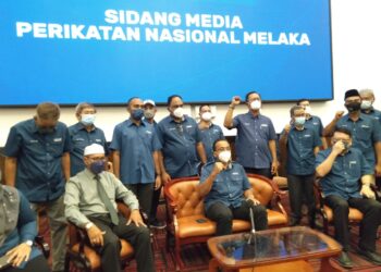 MOHD. RAFIQ Naizamohideen (duduk tengah) bersama Kamaruddin Sidek (duduk kiri) dan Michael Gan Peng Lam dalam sidang akhbar PN Melaka di Ayer Keroh, Melaka. - UTUSAN/MUHAMMAD SHAHIZAM TAZALI