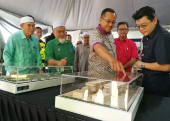 AHMAD Samsuri Mokhtar (dua, kanan) diberi penerangan mengenai projek pembangunan komersial D'Gate Sura Mall/Jeti, Dungun, Terengganu, hari ini.  - UTUSAN/NIK NUR IZZATUL HAZWANI NIK ADNAN