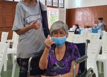 CHAN Nyoke Yin dan anaknya, Chew Koon Li, pada program suntikan vaksin bersasar kepada golongan berisiko tinggi di Balai Rakyat Padang Tembak, Ayer Itam, Pulau Pinang.