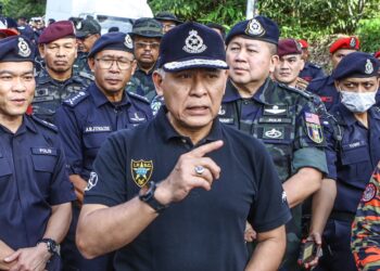 ACRYL Sani Abdullah Sani hadir meninjau pos kawalan insiden runtuhan di tiga tapak tapak perkhemahan di Jalan Batang Kali-Genting Highland, Hulu Selamgor.  - UTUSAN/AFIQ RAZALI