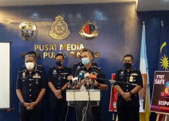 MOHD. SHUHAILY Mohd. Zain (dua dari kanan) dalam sidang akhbar di Ibu Pejabat Polis Kontinjen (IPK) Pulau Pinang di Georgetown, Pulau Pinang hari ini.