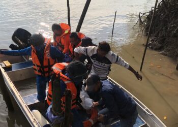 ANGGOTA Angkatan Pertahanan Awam dan orang ramai membantu mengangkat mayat salah seorang pemancing yang ditemukan lemas berdekatan Jeti Mados Sungai Redan di Ulu Tiram, Johor.