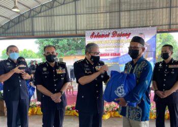 MAZLAN Lazim (tiga dari kiri) menyampaikan sumbangan kepada pesara polis sempena program sumbangan bakul makanan Tabung Wakalah menerusi kutipan zakat kepada pesara di Balai Polis Malim, Melaka. - UTUSAN/DIYANATUL ATIQAH ZAKARYA