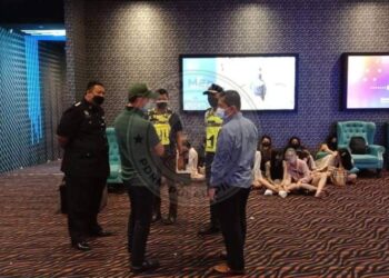 SERAMAI 124 individu yang dipercayai sedang meraikan sambutan hari jadi di sebuah pusat karaoke (KTV) di Pulau Tikus, Pulau Pinang ditahan polis kerana disyaki terlibat dalam kegiatan kongsi gelap dan dadah. - FB PDRM PULAU PINANG