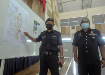 KAMARUL Azran Wan Yusof (dua kanan) menunjukkan peta lokasi jalan raya yang dikenakan Operasi Khas Op Roda di Balai Polis Cyberjaya. - UTUSAN/FAISOL MUSTAFA