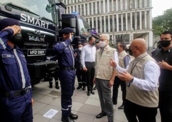 ISMAIL Sabri Yaakob meninjau pasukan keselamatan di bawah unit Agensi Pengurusan Bencana Negara (NADMA) pada Majlis Sambutan Bulan Kesiapsiagaan Nasional 2021 di perkarangan Laman Kompleks Perbadanan Putrajaya. - UTUSAN/FAISOL MUSTAFA