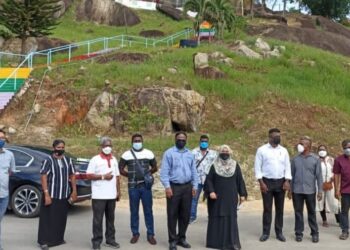 S. Veerapan (lima dari kiri) bersama Pengerusi Jawatankuasa Bertindak Sumber Manusia, Perladangan Dan Hal Ehwal Bukan Islam, J.Arul Kumar (lima dari kanan) dan Pegawai Daerah Tampin, Suhaiza Shahrudin (tujuh dari kiri) selepas mengadakan perbincangan dengan pihak jawatankuasa kuil yang berkaitan dalam isu berkenaan di Tampin, semalam.