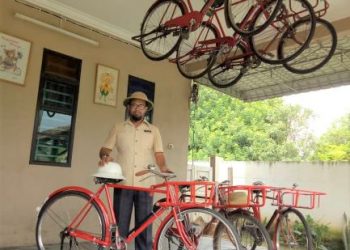 MOHD. Ariff Bidin bersama koleksi basikal posmen di rumahnya di Ampangan, Seremban, Negeri Sembilan, semalam. - MINGGUAN/SYED AHMAD ZULKARNAIN SYED ALI