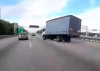 SEBUAH lori terbabas sebelum terbalik KM 10.9 NKVE arah Subang di Shah Alam, Selangor selepas pemandunya dipercayai telelap.