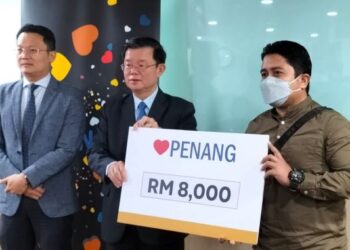 CHOW Kon Yeow menyampaikan hadiah kepada pemenang LovePenang Sosial Media Video Challenge di Komtar, George Town, Pulau Pinang, hari ini.