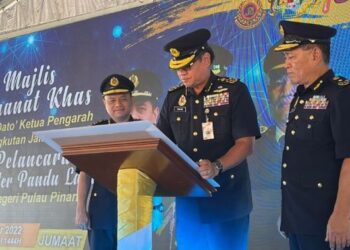 ZAILANI Hashim menandatangani plak Pelancaran Kaunter Pandu Lalu JPJ Pulau Pinang di Butterworth, hari ini. - FOTO/SITI NUR MAS ERAH AMRAN