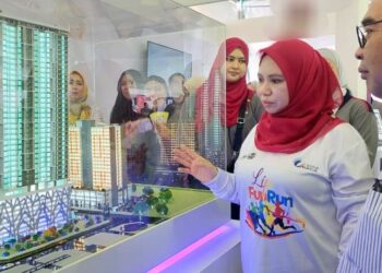 NORLIZA Abdul Rahim (dua dari kanan) melihat antara projek terbaharu yang akan dibangunkan oleh syarikat UDA di Pulau Pinang selepas merasmikan Karnival UDA USHAniaga Keluarga Malaysia di Pusat Komersial Tasek Gelugor, baru-baru ini.