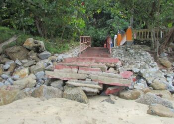 KEADAAN hakisan pantai yang semakin serius di Pantai Pasir Panjang, Balik Pulau, Pulau Pinang akibat dibadai ombak perlu ditangani segera oleh pihak berkuasa berkaitan.