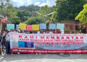 SEKUMPULAN pengusaha bot dan pemandu pelancong mengadakan bantahan secara aman di pintu masuk Taman Negara Pulau Pinang, Teluk Bahang, Pulau Pinang hari ini bagi membantah caj bayaran masuk ke taman negara berkenaan.