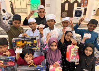WAJAH gembira kanak-kanak yang menerima hadiah istimewa daripada pihak pengurusan Masjid Kapitan Keling di George Town, Pulau Pinang selepas berjaya melengkapkan solat terawih 20 rakaat pada 10 malam pertama Ramadan. - FOTO/SAFINA RAMLI