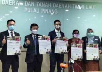 CHOW Kon Yeow (dua dari kiri) dalam sidang akhbar mengenai isu-isu terkini di Komtar, Georgetown,Pulau Pinang