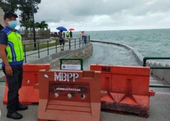 LALUAN bawah pejalan kaki di tembok laut Padang Kota Lama, Pulau Pinang ditutup sementara selepas berlaku air laut pasang yang mencapai ketinggian melebihi kawasan tersebut.