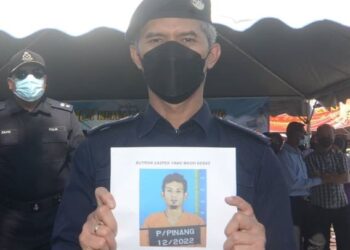 MOHD. Shuhaily Mohd. Zain menunjukkan gambar tahanan yang lolos dari Lokap Berpusat Balai Polis Bayan Baru, Pulau Pinang malam semalam dalam sidang akhbar hari ini.