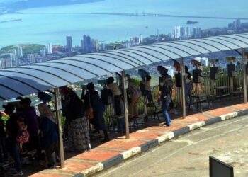 PEMIMPIN perlu bijak mengatur masyarakat agar mematuhi semua prosedur operasi standard (SOP) ditetapkan, berbudaya norma baharu dan berpengetahuan untuk memutuskan rantaian Covid-19. – GAMBAR HIASAN/IQBAL HAMDAN