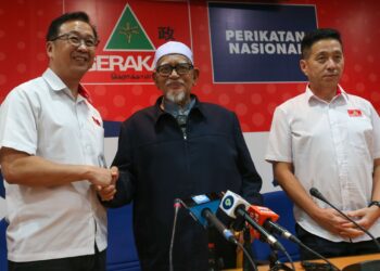 DOMINIC Lau (kiri) menyatakan akan terus memimpin Gerakan untuk memastikan kemenangan Perikatan Nasional (PN) di Pulau Pinang dalam pilihan raya negeri (PRN) tidak lama lagi. - UTUSAN/IQBAL HAMDAN