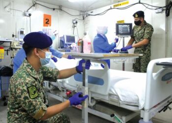 ANGKATAN Tentera Malaysia membantu jururawat menyediakan barang keperluan rawatan sebelum menerima pesakit di Hospital Medan Kepala Batas, Pulau Pinang. – FOTO/MOHAMMAD FIRDAUS AMRAN