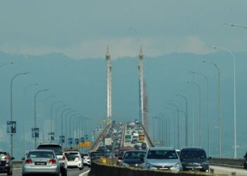 LUMRAH bagi mereka yang bekerja dan berulang-alik melalui Jambatan Pulau Pinang untuk mengharungi kesesakan sehingga berjam-jam lamanya khususnya pada awal pagi dan lewat petang. – UTUSAN/IQBAL HAMDAN
