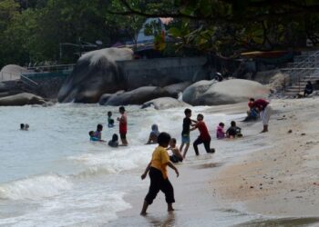 PANTAI Miami di Tanjung Bungah di sini tetap menjadi pilihan pelancong tempatan untuk bercuti sambil beriadah bersama keluarga sempena cuti panjang Tahun Baharu Cina serta cuti persekolahan. UTUSAN/IQBAL HAMDAN