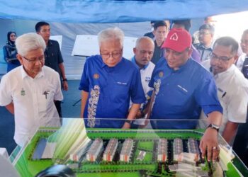 ISMAIL Sabri Yaakob (dua kiri) melihat replika perumahan rakyat selepas Majlis Pecah Tanah Program Perumahan Rakyat (PPR) Kepala Batas, di sini hari ini. -UTUSAN/IQBAL HAMDAN