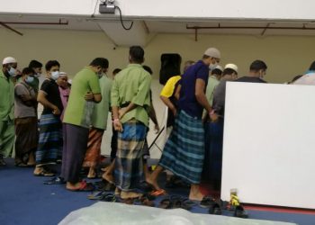 SITUASI pesakit Covid-19 yang terpaksa  beratur panjang dan bersesak-sesak untuk mengambil wuduk di Pusat Kuarantin dan Rawatan Covid-19, Kompleks Sukan Balik Pulau, Pulau Pinang. - UTUSAN/NOOR HASLIZA NUSI