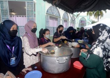 PELAJAR pelbagai kaum menyediakan hidangan berbuka puasa di Masjid Al-Malik Khalid, Universiti Sains Malaysia (USM). – UTUSAN / IQBAL HAMDAN