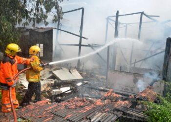 ANGGOTA Bomba dan Penyelamat Malaysia (JBPM) Jalan Perak dibantu Pasukan Bomba Sukarela bertungkus-lumus memadamkan kebakaran di Kampung Masjid, Georgetown. UTUSAN/AMIR IRSYAD OMAR
