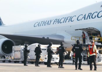 Kumpulan pertama vaksin Covid-19 yang tiba di KLIA pada Ahad lalu dikawal ketat pasukan keselamatan.