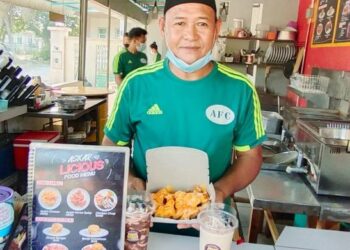 SHAMSUL Kamal Che Mat menunjukkan ayam goreng di Cafe Askarlicious, Kubang Semang, Bukit Mertajam, Pulau Pinang. -UTUSAN/ISWAN SHAFIQ ISA