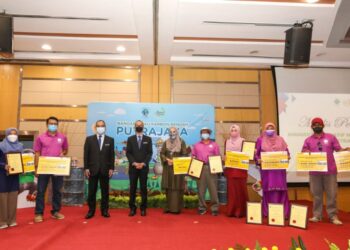 MUHAMMAD Azmi Mohd. Zain (empat dari kiri) bersama pemenang Anugerah Inisiatif Hijau di Putrajaya. - IHSAN PPJ