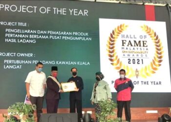 ABDUL Razak Khasbollah (dua dari kiri) menerima Anugerah 'Project Of The Year GMP' bagi kategori Pengeluaran dan Pemasaran Hasil Ladang  dari Rektor Universiti Islam Antarabangsa Malaysia Prof. Emeritus Tan Sri Dzulkifli Abdul Razak di Menara SSM KLICC, Kuala Lumpur baru-baru ini.