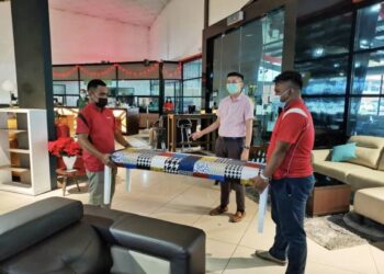 Aaron (dua kanan) memantau pekerja Perabot Matahari, Putatan menyusun atur perabot di premis yang mula dibenarkan buka baru-baru ini.