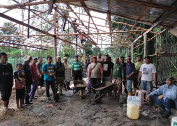 PENDUDUK bergotong-royong menyiapkan PPS untuk berlindung semasa banjir di Kampung Tasek Bakong, Rantau Panjang, Kelantan hari ini.UTUSAN/YATIMIN ABDULLAH.