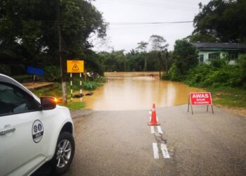 LALUAN di jambatan lama Teladas di Kemaman, Terengganu ditutup untuk semua kenderaan susulan banjir yang kembali melanda. 