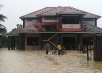 PPS di Kampung Bukit Tokbat, Hulu Terengganu antara PPS yang turut dinaiki air susulan bencana banjir di daerah itu, hari ini. - UTUSAN/NOOR HAYATI MAMAT
