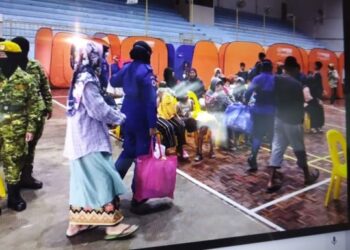 MANGSA banjir yang dipindahkan di Kota Belud, Sabah. -UTUSAN/SURAIDAH ROSLAN