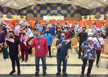 NIK Ahmad Shaifuddin Nik Him (dua dari kiri) mengibarkan Jalur Gemilang ketika sambutan Hari Kebangsaan di PPV Unisza, Kuala Nerus, Terengganu, hari ini. - TENGKU DANISH BAHRI TENGKU YUSOFF