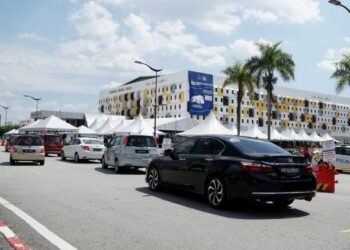 KEADAAN di pintu masuk laluan ke PPV Stadium Indera Mulia yang menerima  individu untuk divaksin tanpa janji temu ketika tinjauan di Ipoh hari ini. - FOTO/ZULFACHRI ZULKIFLI