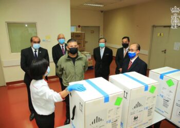 TUNKU Ismail Sultan Ibrahim (depan, tengah) melihat bekalan vaksin Pfizer yang akan dihantar ke PPV di negeri ini ketika melawat PPV di Hospital Permai, Johor Bahru, Johor.