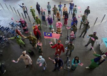 Sebahagian petugas PPV Bangi Avenue Convention Centre (BACC) mengenakan pakaian tradisional sambil membawa Jalur Gemilang semasa menjalankan tugas sempena Sambutan Hari Malaysia ketika tinjauan di Pusat Pemberian Vaksin (PPV) Bangi Avenue Convention Centre (BACC) di sini hari ini. -UTUSAN/ AMIR KHALID