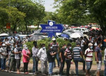KELIHATAN ratusan warga asing membanjiri PPVIN di Pusat Konvensyen Midlands Seksyen 7 Shah Alam pada hari ini bagi mendapatkan suntikan vaksin Covid-19. UTUSAN / ZULFADHLI ZAKI