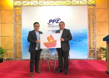 Ketua Pegawai Eksekutif PPZ-MAIWP, Ahmad Shukri Yusoff (kanan) dan Pengasas Bumbu Agency, Dzulfaqar Hashim pada majlis pelancaran Program Webinar Bangkit di Kuala Lumpur, kelmarin.