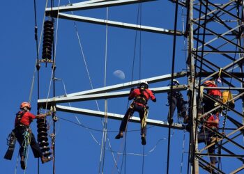 JURUTERA TNB melakukan kerja-kerja penyenggaraan pada sebuah menara bagi memastikan tidak
berlaku gangguan bekalan tenaga elektrik.